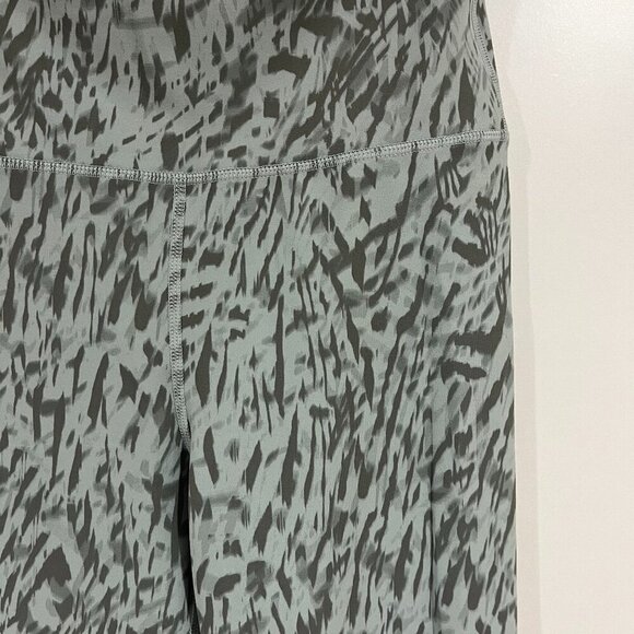 Gap Fit Studio green pattern Sky High Leggings - Picture 4 of 5